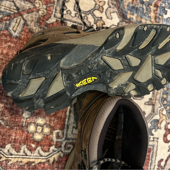 Keen Tan and Black Boots - Picture 5 of 6